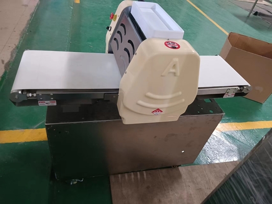 Équipement de cuisson électrique pour pressage de pâte / équipement de cuisine fast-food 370 mm Roller 0.4KW Puissance