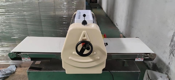 Équipement de cuisson électrique pour pressage de pâte / équipement de cuisine fast-food 370 mm Roller 0.4KW Puissance