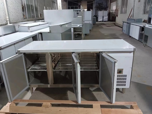 Équipement de réfrigération industriel avec refroidisseur à air à trois portes 220-240V Voltage 2~8.C Plage de température