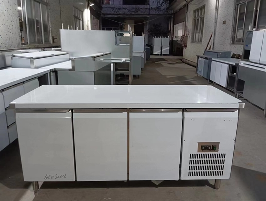 Équipement de réfrigération industriel avec refroidisseur à air à trois portes 220-240V Voltage 2~8.C Plage de température