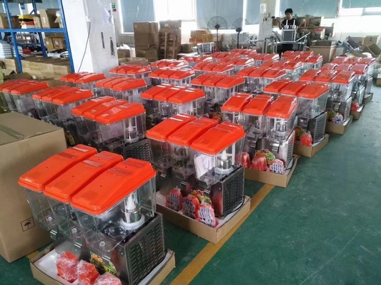 Un distributeur de jus de 235 watts de couleur refroidit les boissons rafraîchissantes en noir