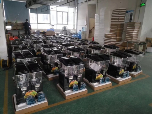 Un distributeur de jus de 235 watts de couleur refroidit les boissons rafraîchissantes en noir