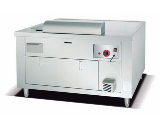 Machine de teppanyaki à gaz de fer argenté de style japonais pour cuisiner une variété d'aliments dans les restaurants